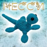 Вязаный игрушечный дельфин, выполненный крючком, на фоне морской волны.